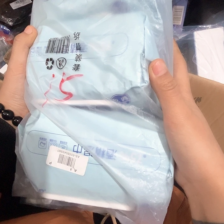 九镜湿巾。  三大包。