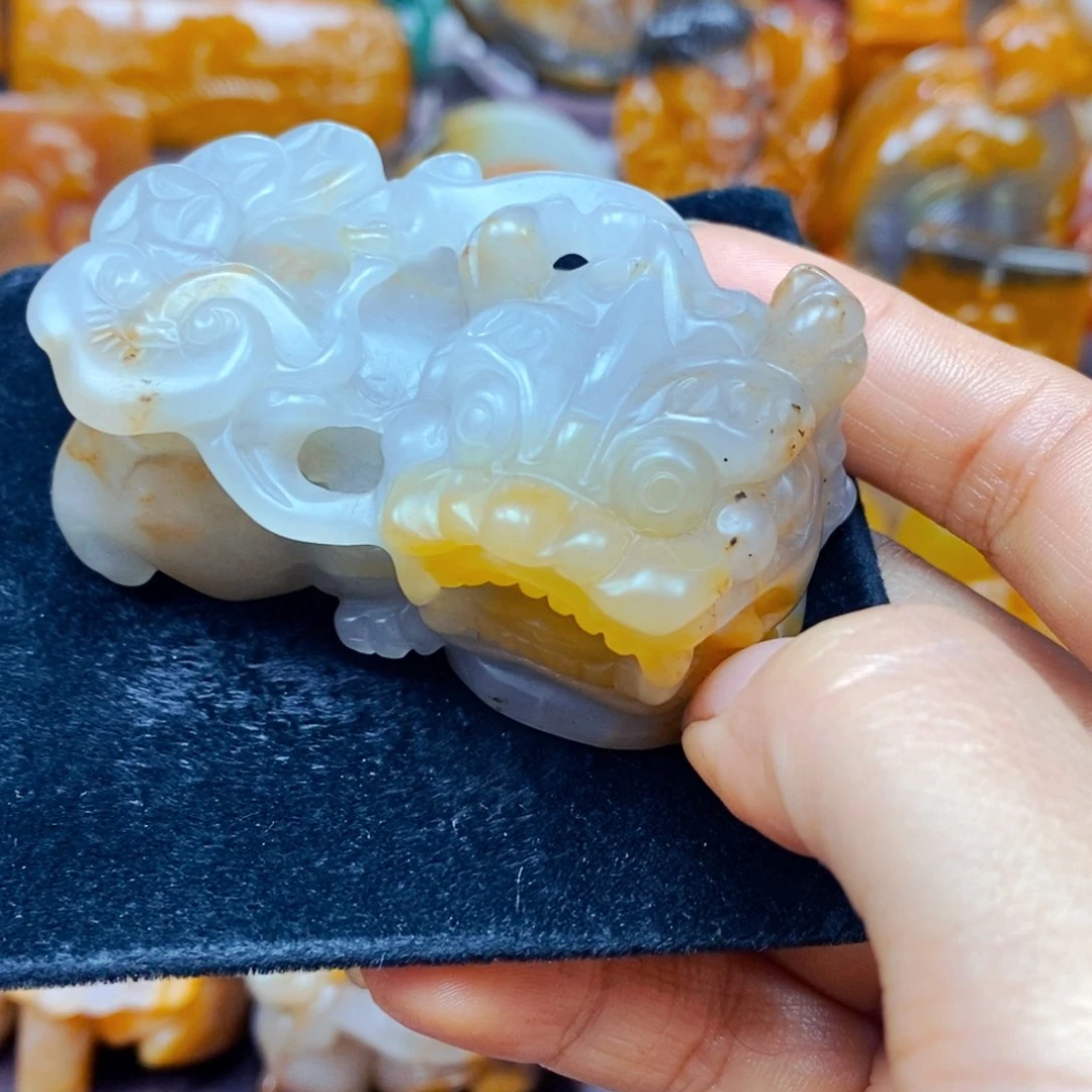 未镶嵌石英质玉（黄龙玉）颈饰