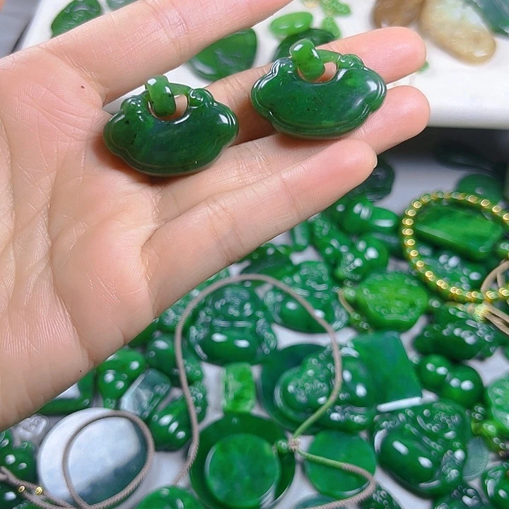 颈饰未镶嵌和田玉A****？