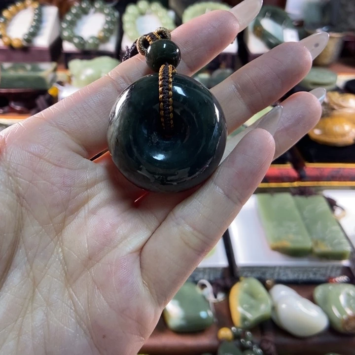 颈饰未镶嵌透闪石质玉