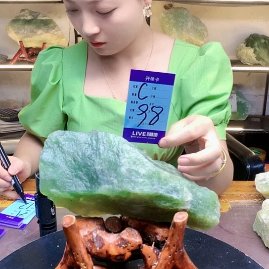 【闪购商品】蛇纹石玉未镶嵌原石弯****活