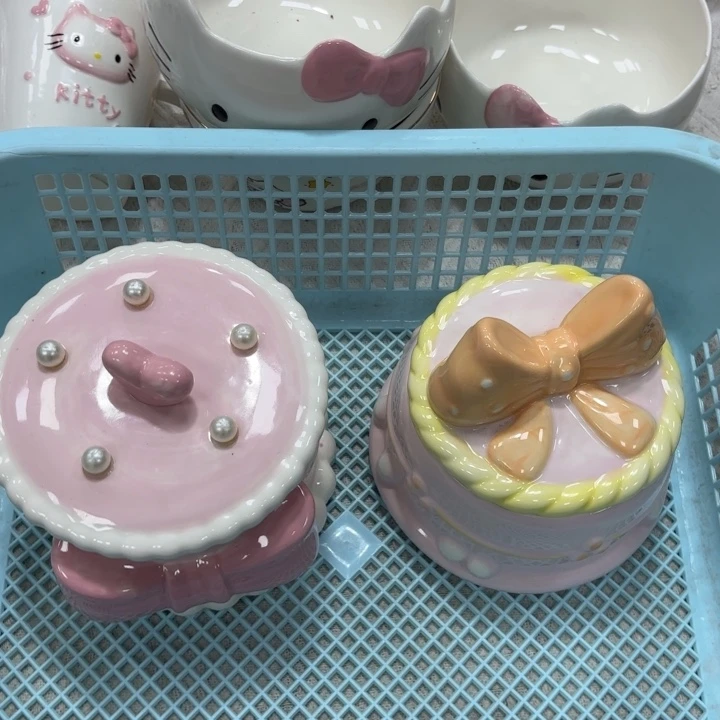 摆件在我眼看的时候她在和别的女孩暧昧很