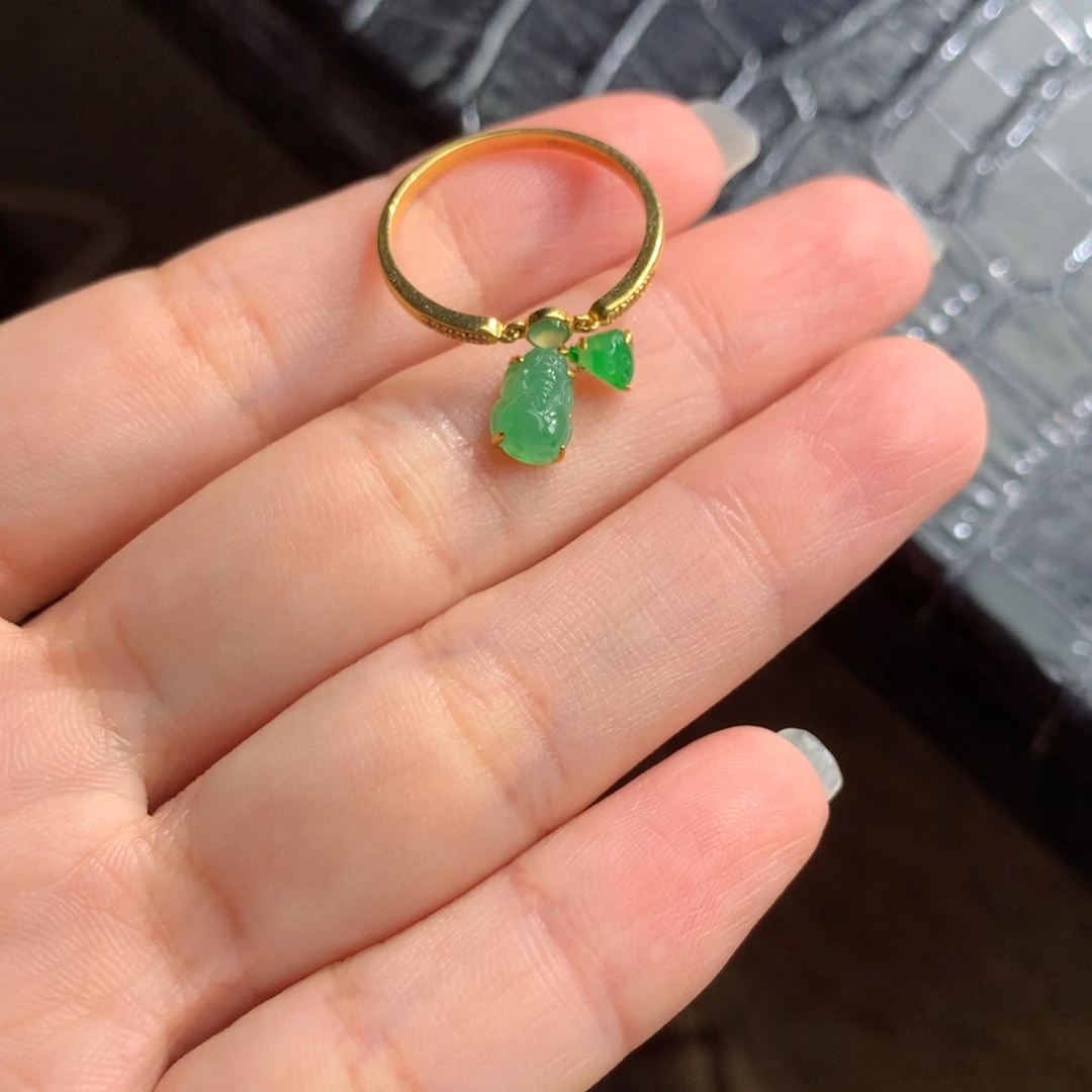 是****翡翠18K金镶嵌颈饰翡翠