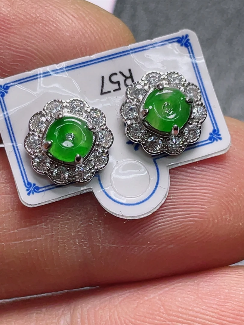 （缅甸天然翡翠A货）925银镶嵌冰种阳绿平安扣子耳钉，尺寸10-5.0