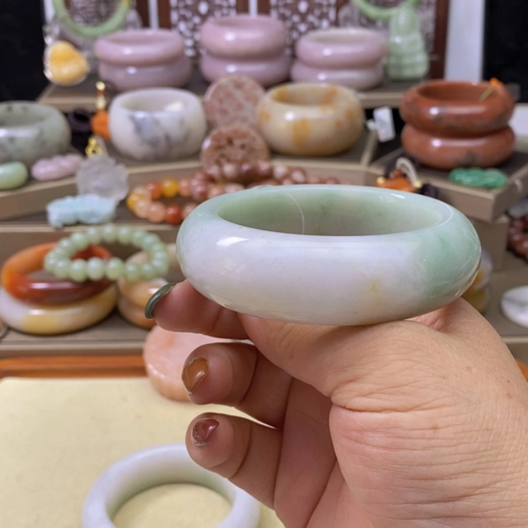 【闪购商品】未镶嵌手镯石英岩玉爱**露