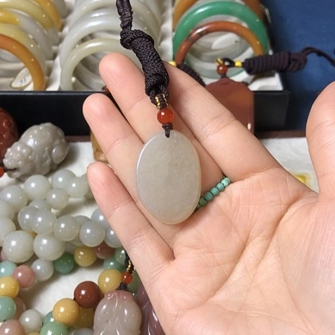 石英质玉未镶嵌颈饰