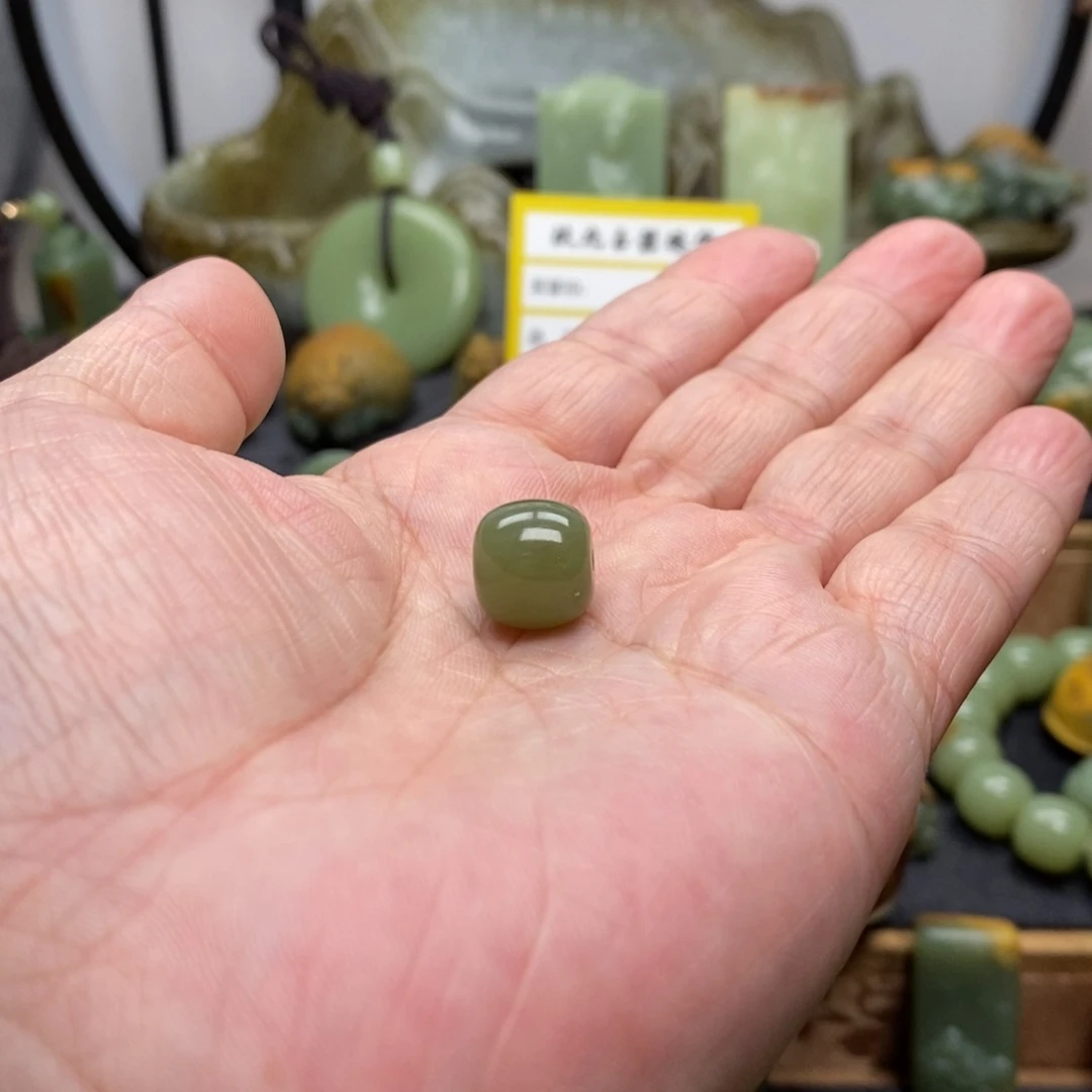 岫岩老玉（透闪石质玉）吊坠未镶嵌草**空