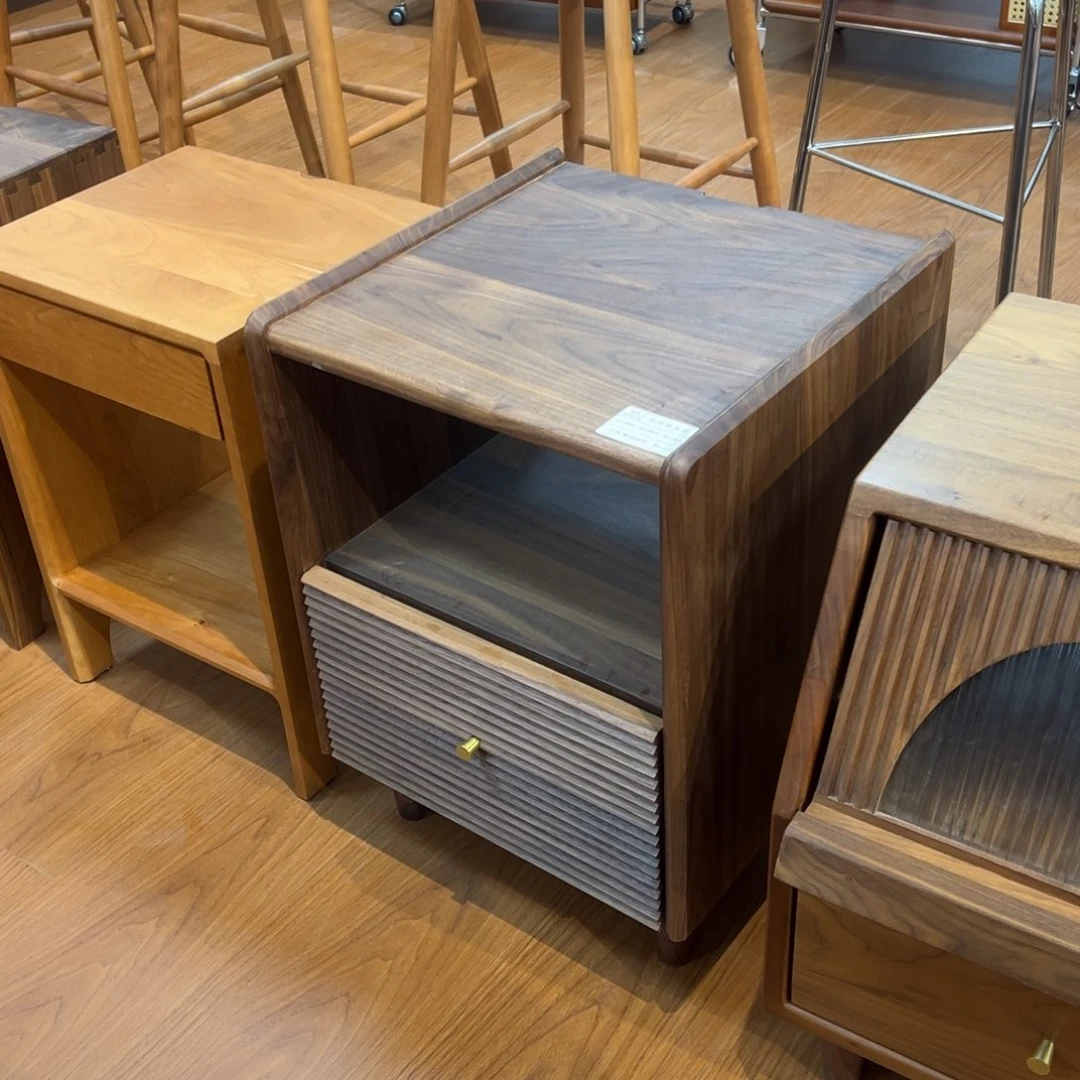 实木黑胡桃岛屿床头柜两个