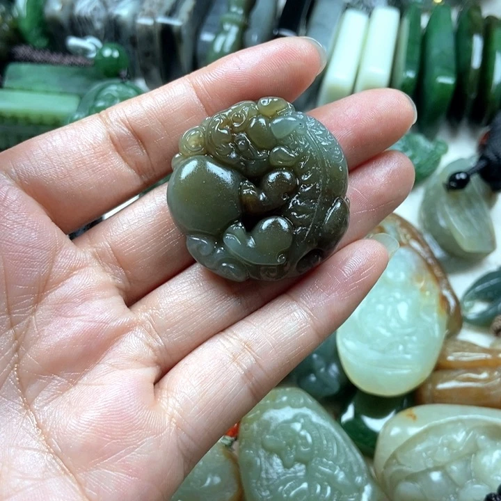 颈饰未镶嵌和田玉人****～
