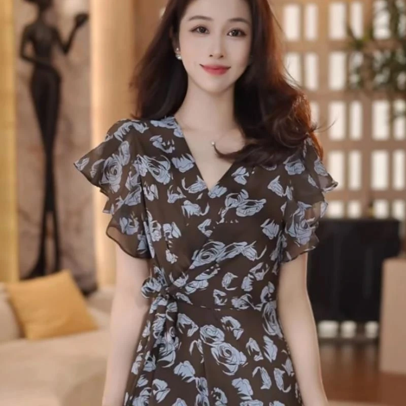 法式复古气质V领碎花连衣裙女今年夏季新款收腰显瘦度假风仙女裙