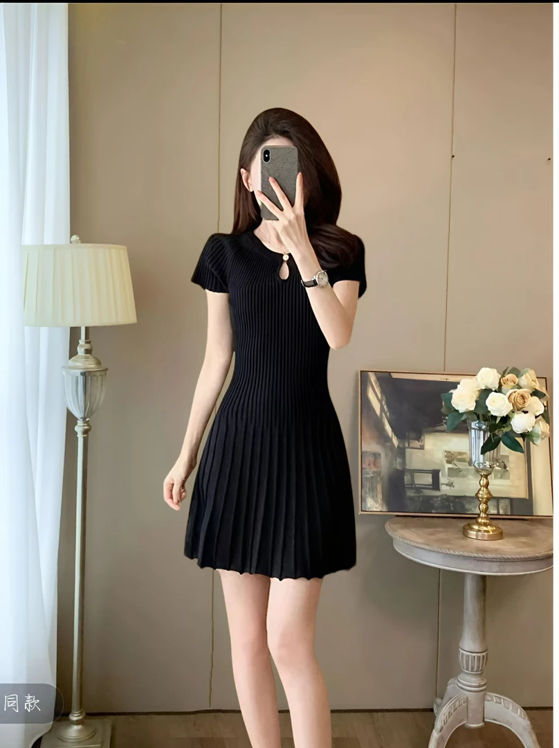 新款气质显瘦连衣裙法式圆领夏季淑女时尚设计感收腰温婉风