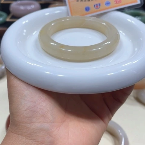 未镶嵌手镯石英质玉