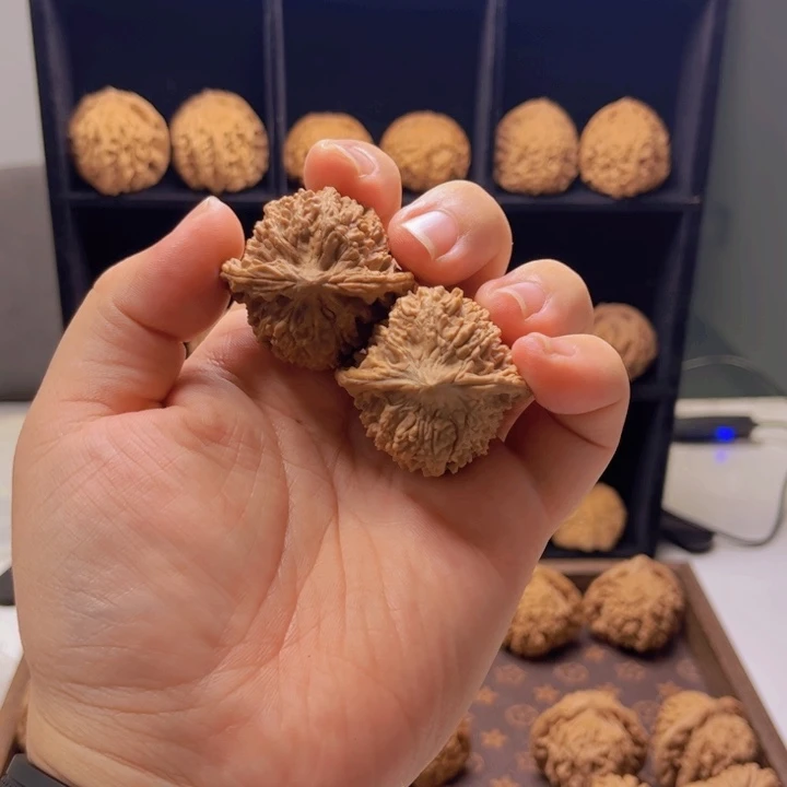 吊坠桃核满天星。色差40尺