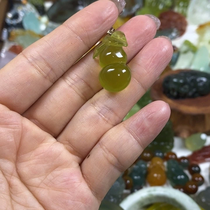 未镶嵌蛇纹石玉吊坠