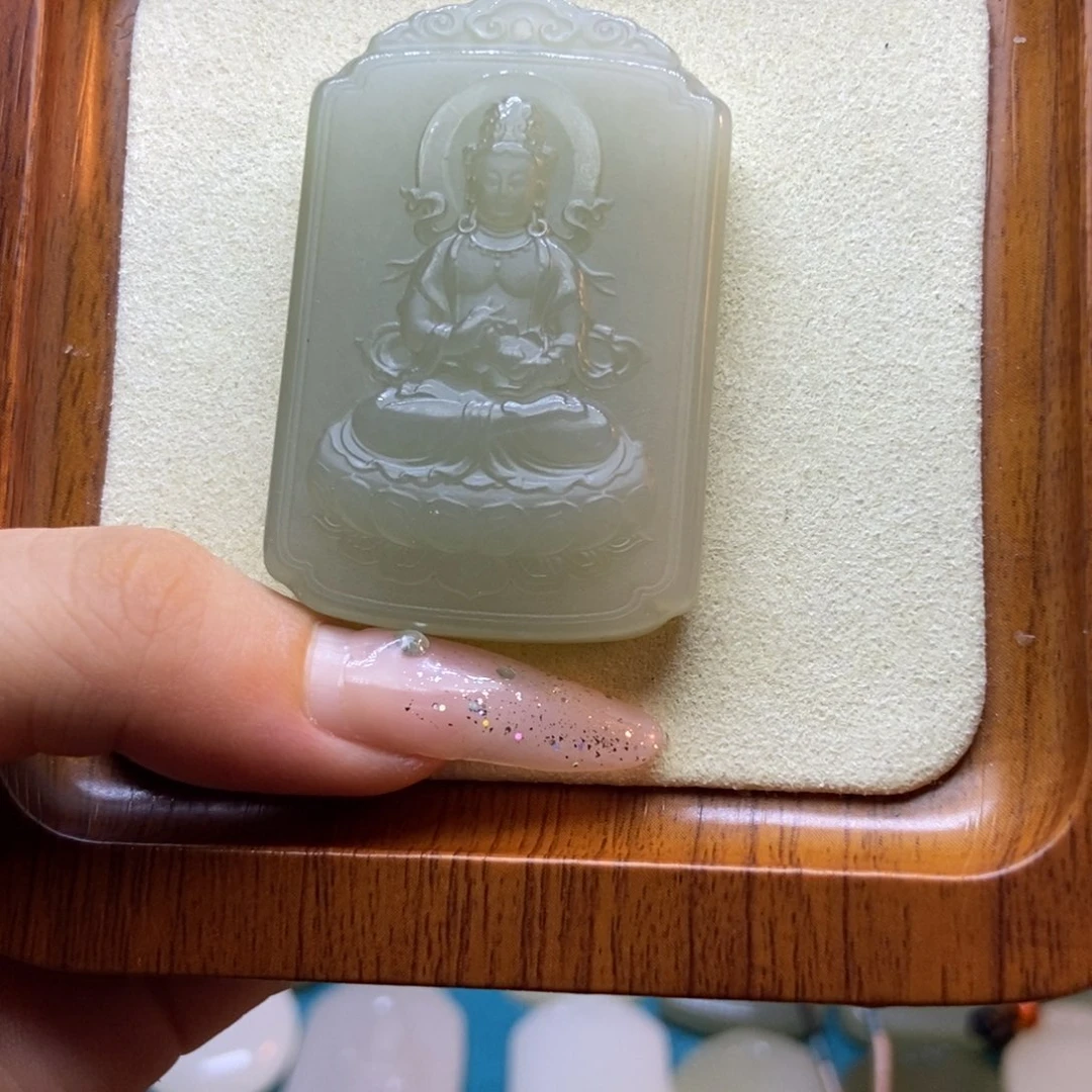 冉***冉和田玉未镶嵌颈饰