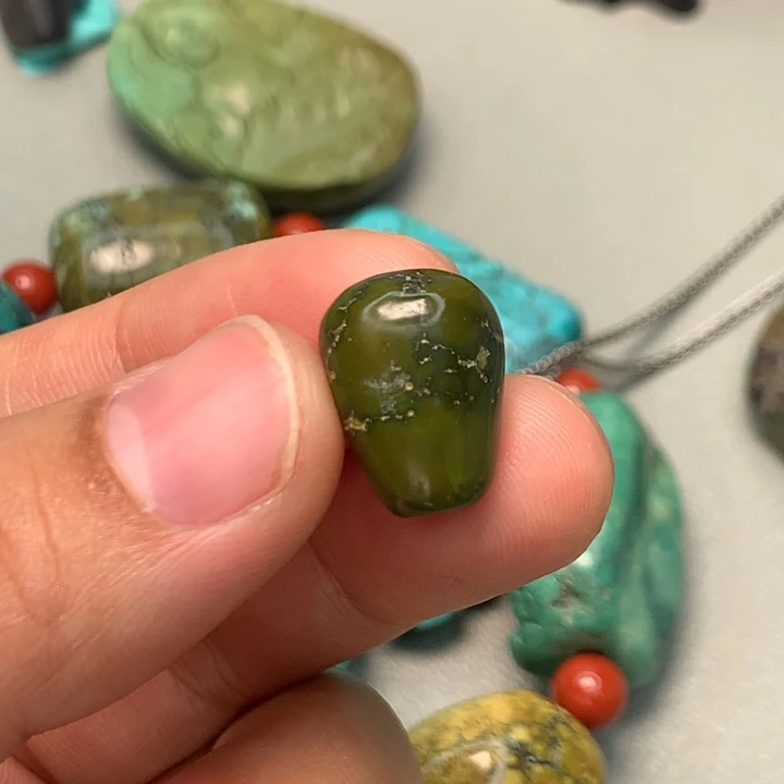 绿松石未镶嵌颈饰