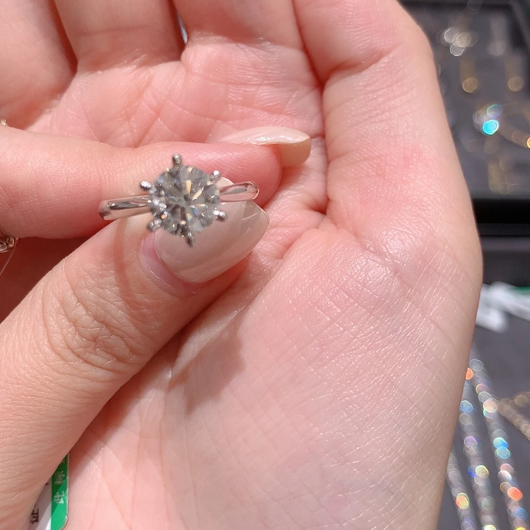 点****铂Pt950镶嵌合成钻石周六13