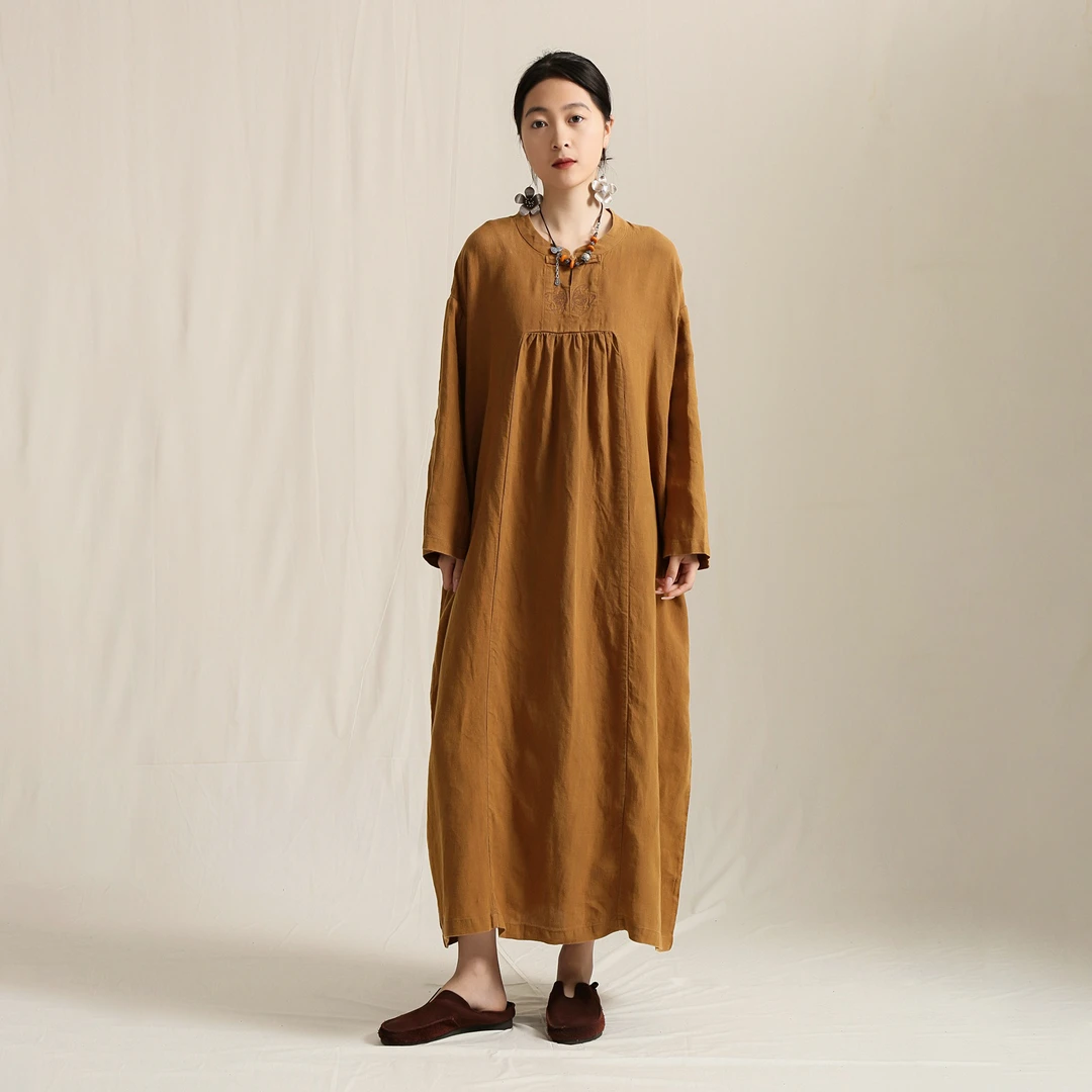 【以之】设计师品牌原创小立领复古亚麻大版蝴蝶刺绣盘扣捏皱袍子女