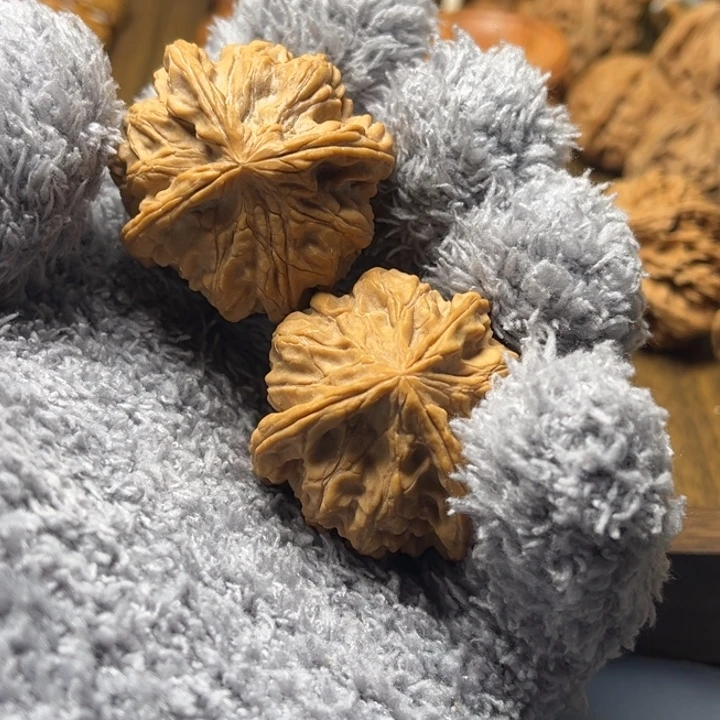 ****）把件文玩核桃福利三棱