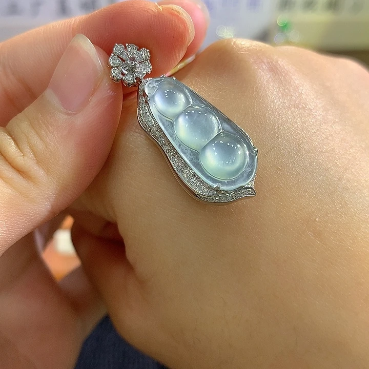 翡翠18K金镶嵌颈饰豆子