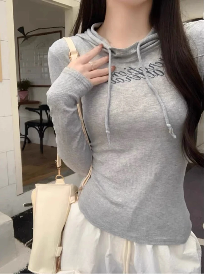 灰色连帽长袖T恤女早春韩系穿搭印花内搭设计感打底衫短款上衣