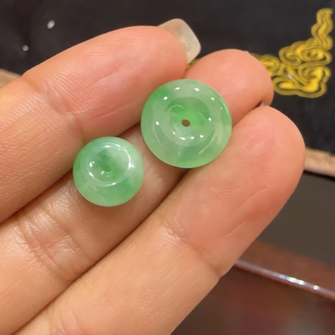 翡翠颈饰未镶嵌平安扣