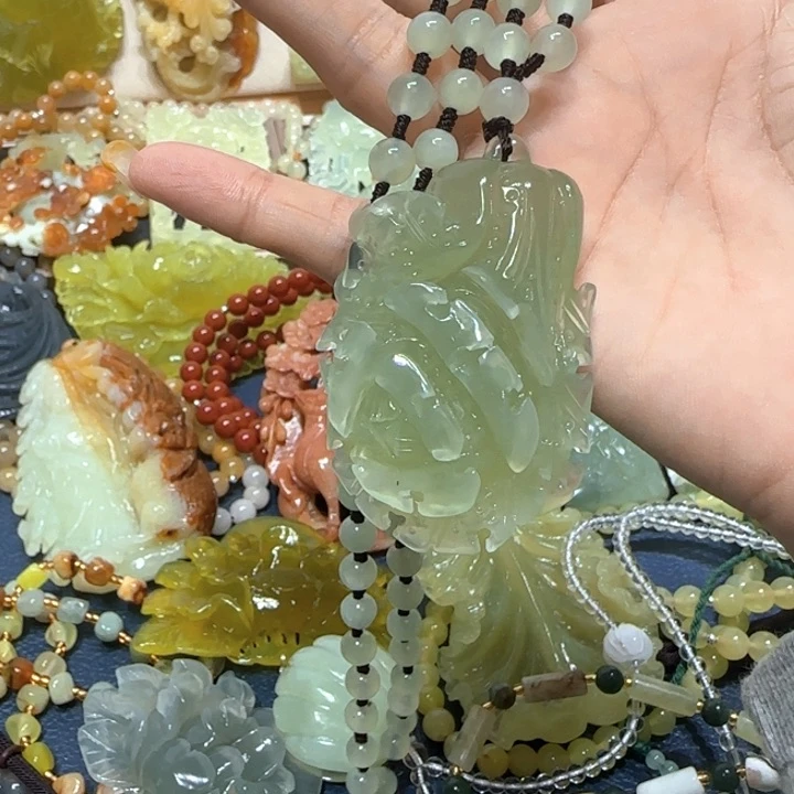 未镶嵌蛇纹石玉吊坠
