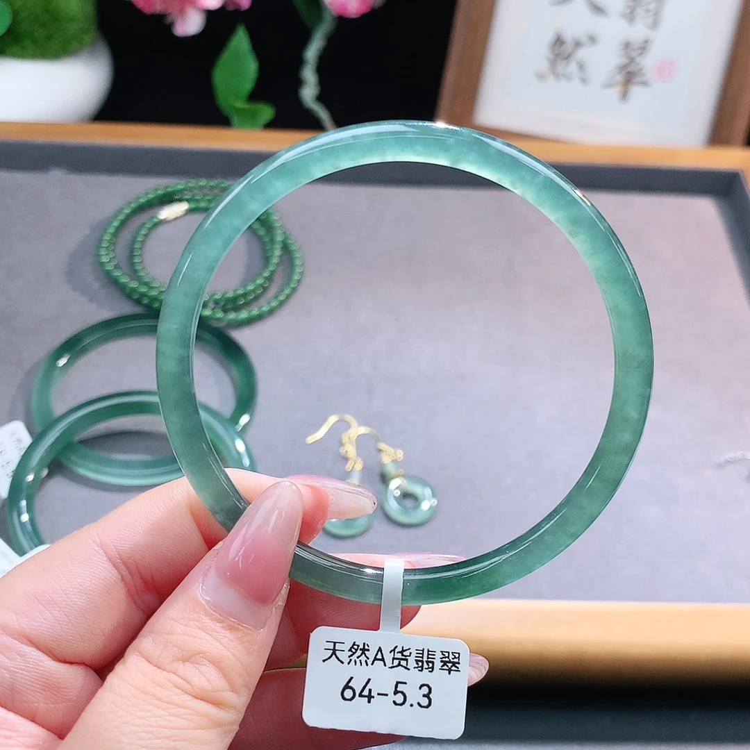 未镶嵌手镯（圆镯）翡翠