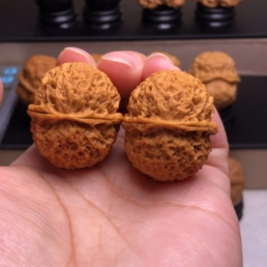 文玩核桃把件龙鳞纹绣球37