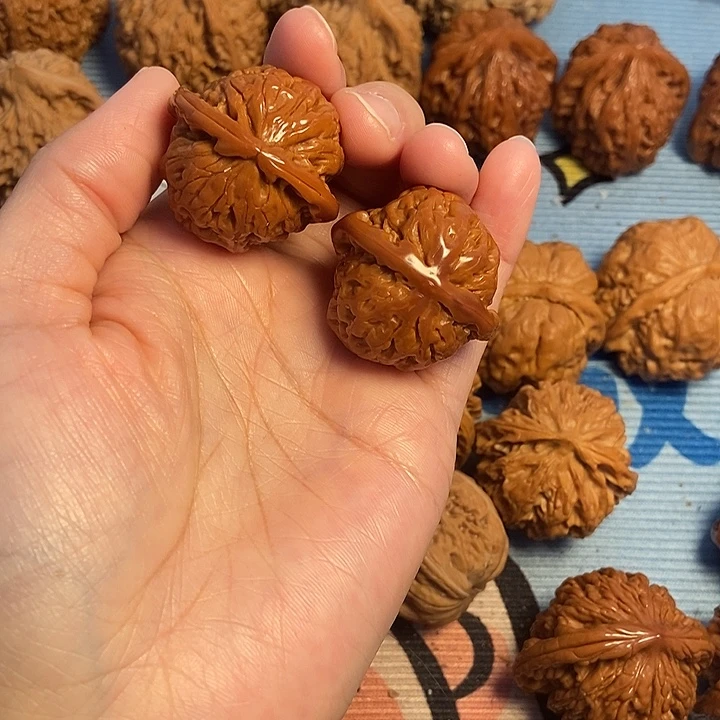 文玩核桃吊坠33白狮子有瑕疵