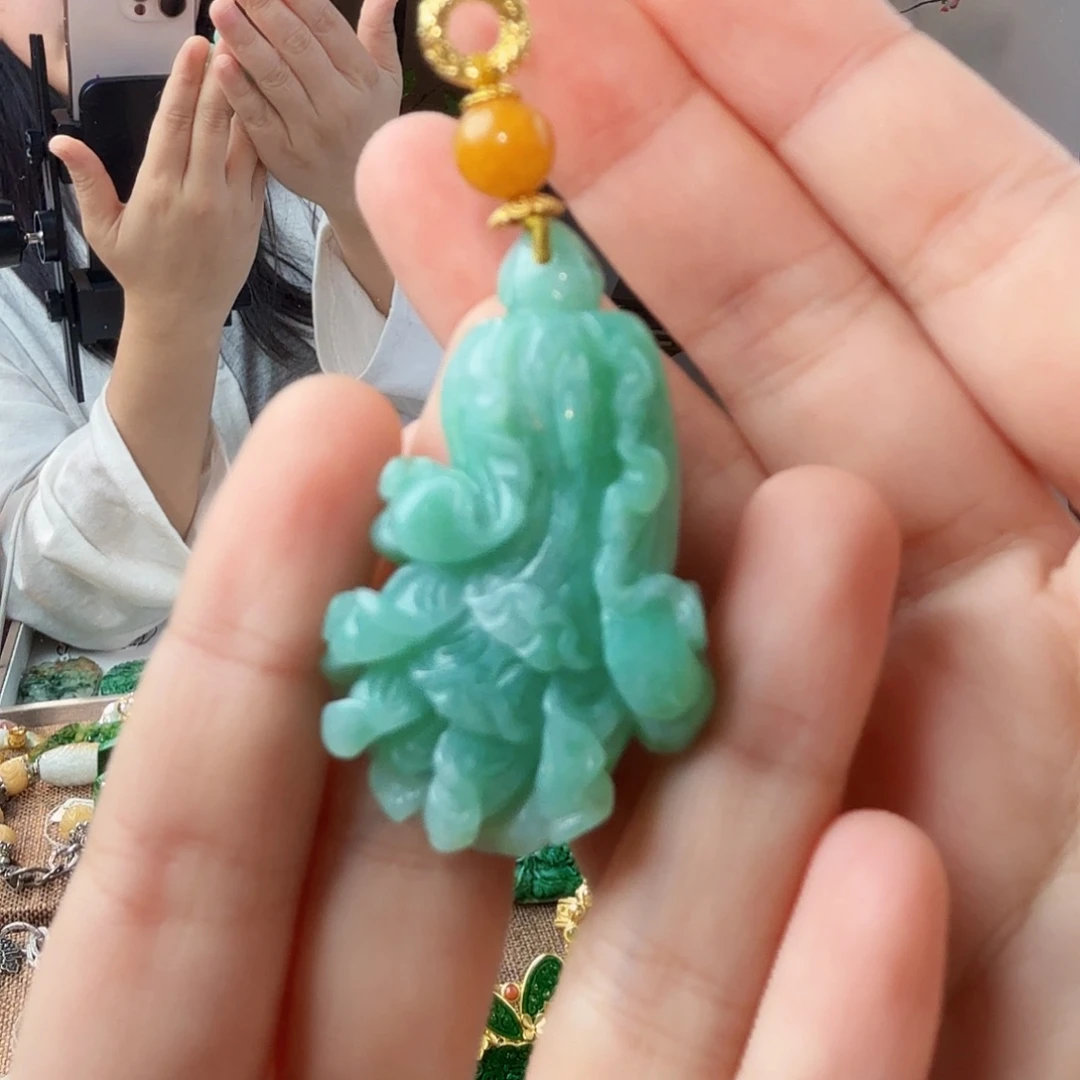 翡翠未镶嵌吊坠(赠链)