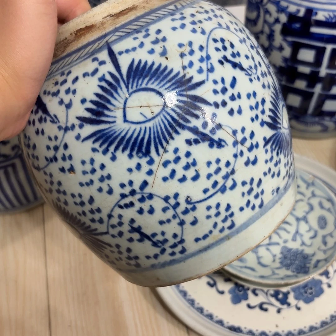 摆件青花凤眼罐，有一鸡爪冲线