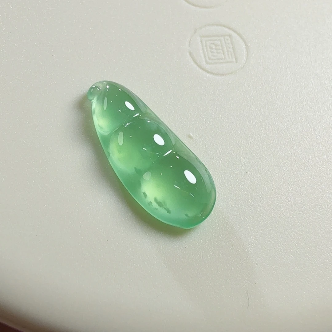 翡翠未镶嵌颈饰木纳会发光得绿豆