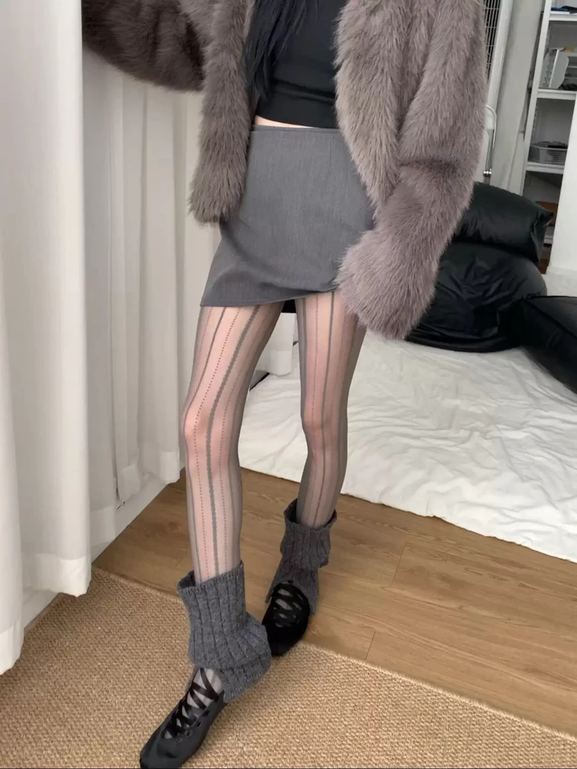 超显瘦的条纹灰丝袜+开叉复古袜套好美好绝！春季这么搭又纯又欲~