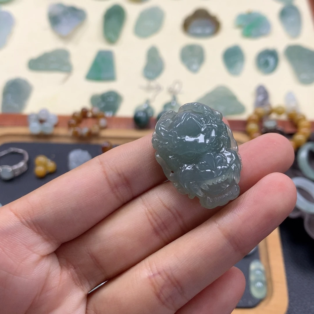 翡翠未镶嵌颈饰龙头