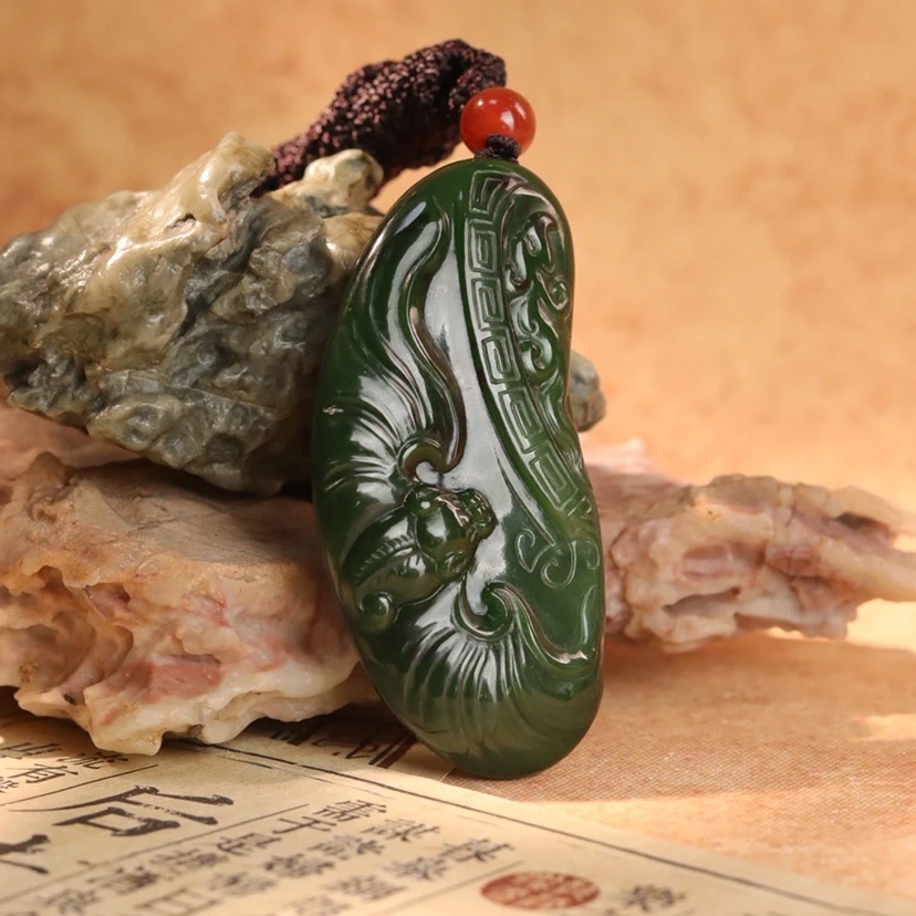 ZZ080683 和田玉冰底聚红皮菠菜绿螭龙吊坠