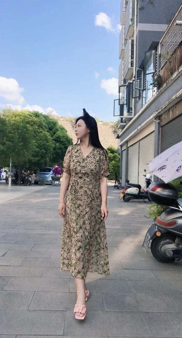 女士法式V领碎花收腰显瘦气质优雅夏季连衣裙