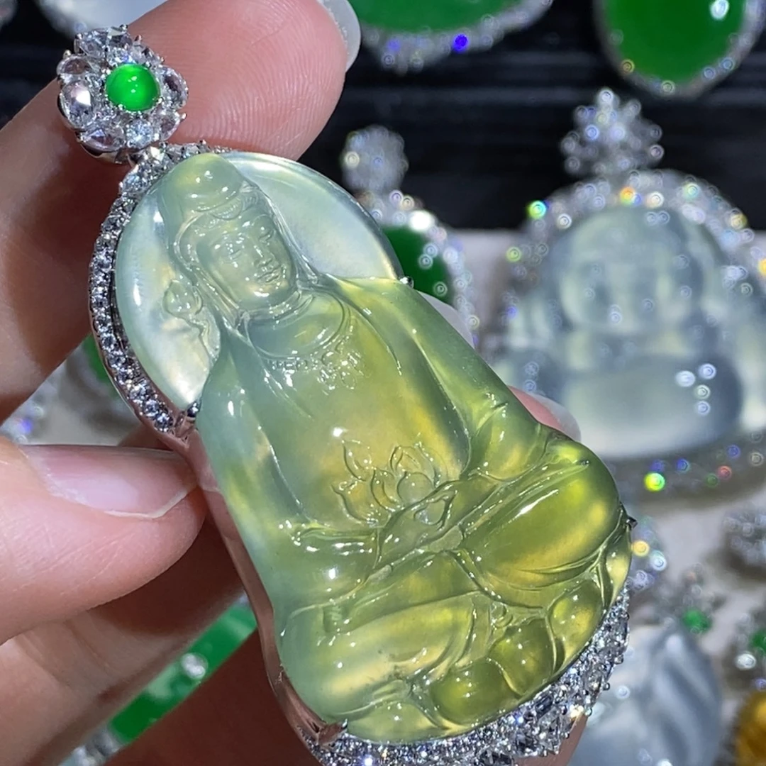 翡翠18K金镶嵌颈饰观音