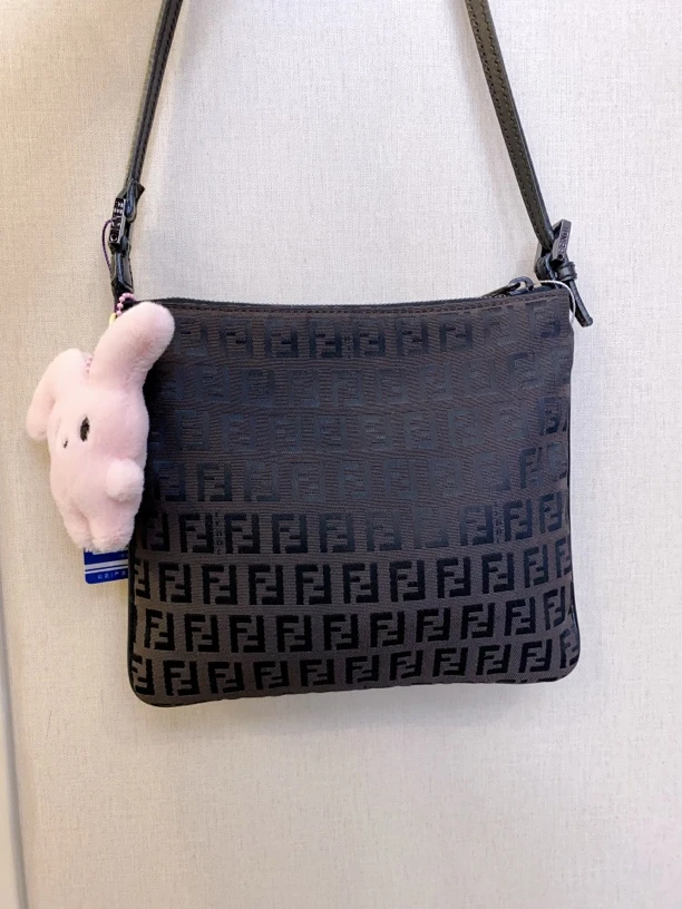 95新 FENDI/芬迪 兔兔奢/芬迪斜挎包/240313206
