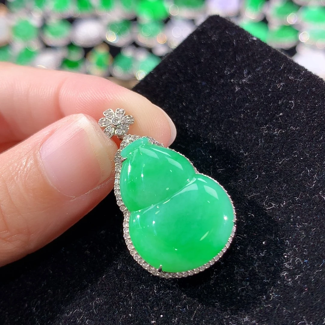 翡翠18K金镶嵌颈饰