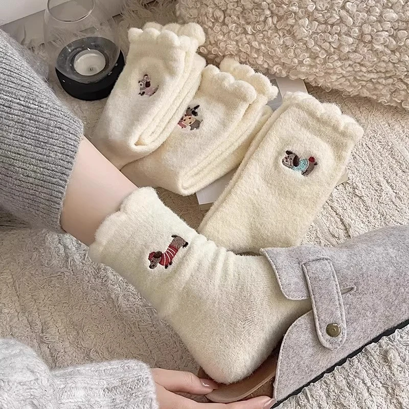 可爱俏皮袜子女中筒袜秋冬加绒加厚保暖袜日系卡通毛绒腊肠狗长袜