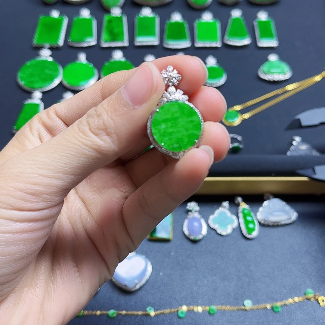 翡翠18K金镶嵌颈饰