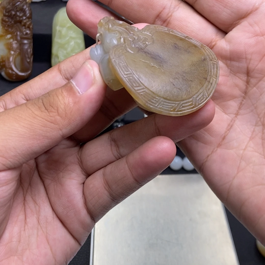 和田玉未镶嵌把件