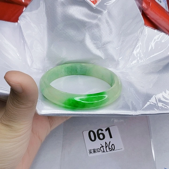 翡翠未镶嵌手镯一图一物实物为准（微瑕处理）
