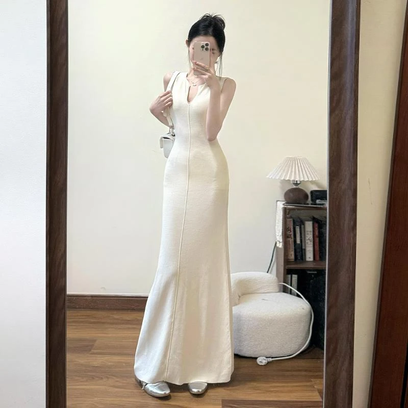 法式v领无袖针织连衣裙女2025夏季新款高级感轻熟风收腰气质长裙