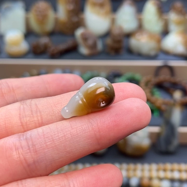 和田玉未镶嵌颈饰阳**?