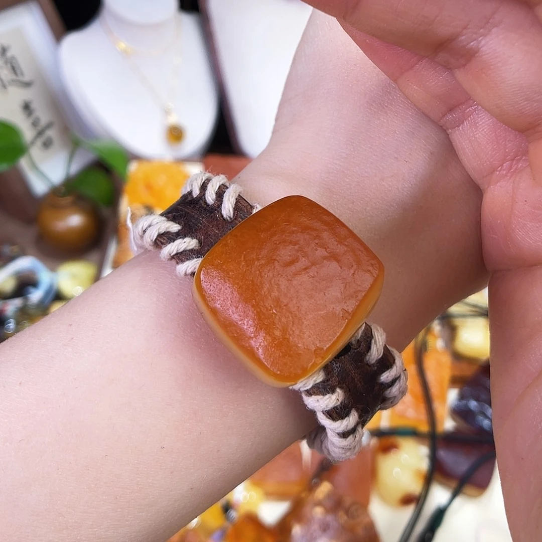 琥珀珠宝奇石未镶嵌。