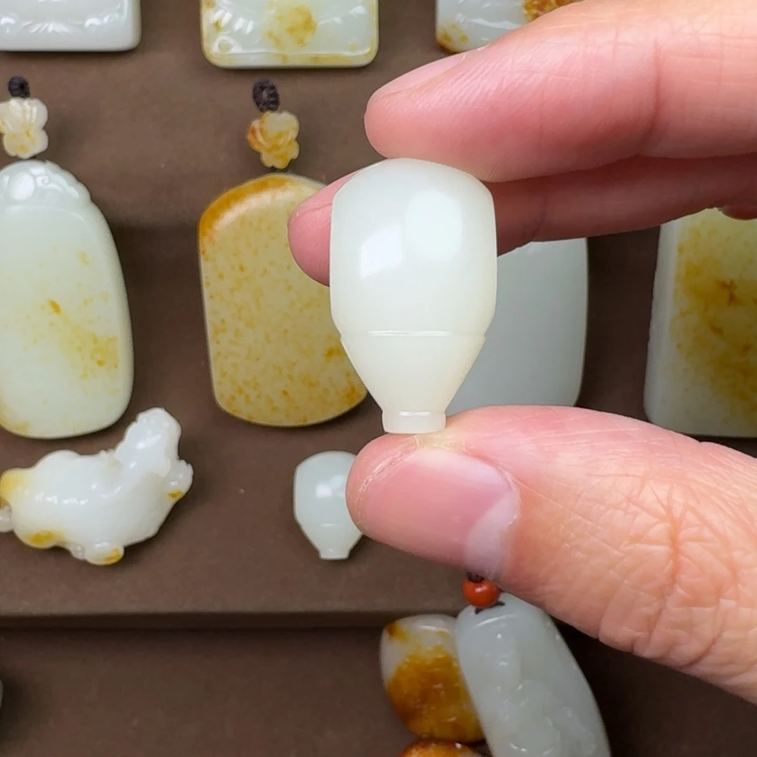 和田玉颈饰未镶嵌小*人