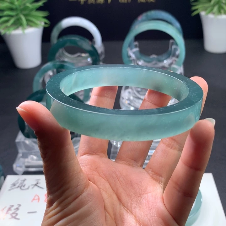 羽***者定制翡翠未镶嵌翡翠手镯