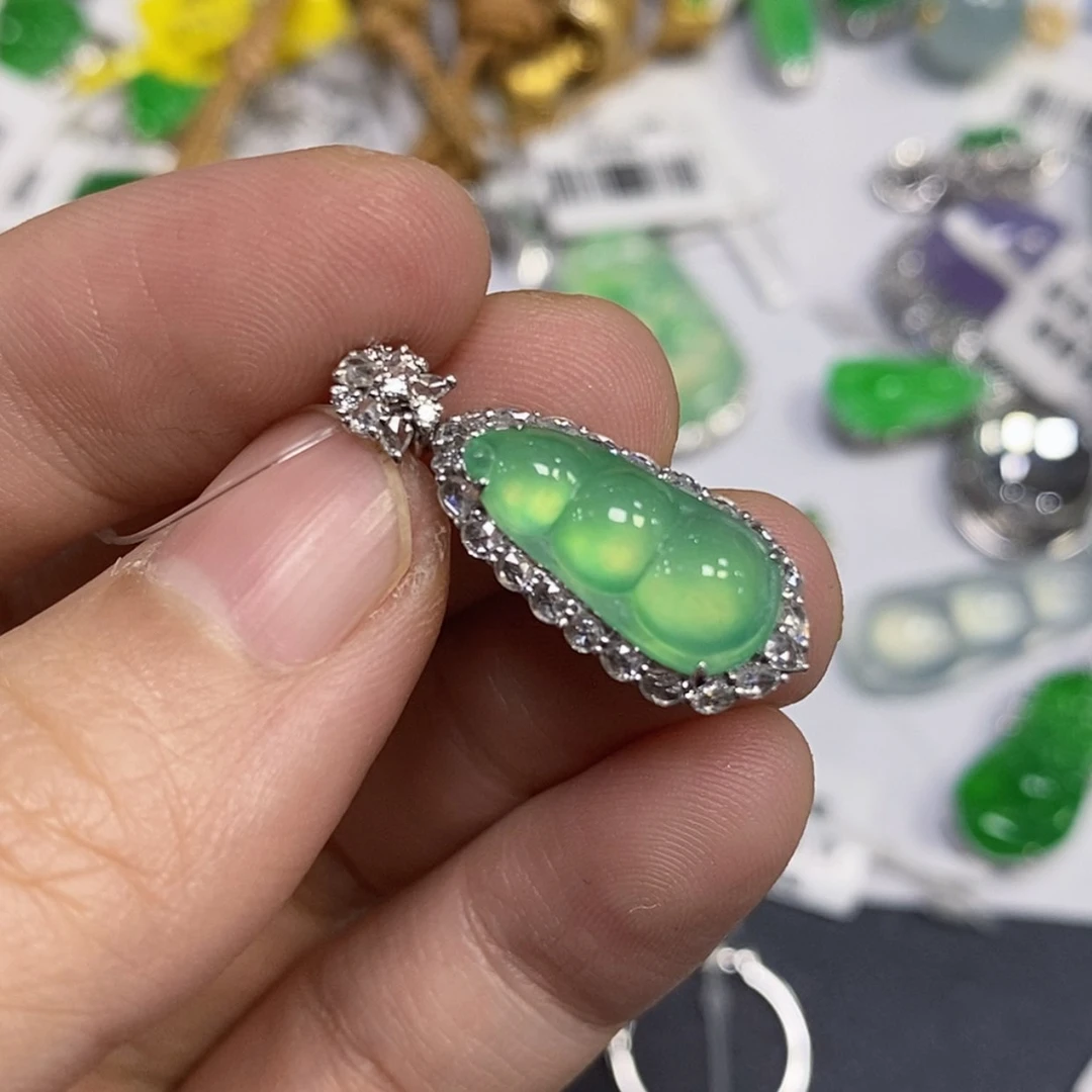 【闪购商品】颈饰18K金镶嵌翡翠甜***甜吊坠